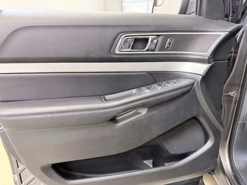 Used 2017 Ford Explorer XLT w/ Equipment Group 202A FWD image 8