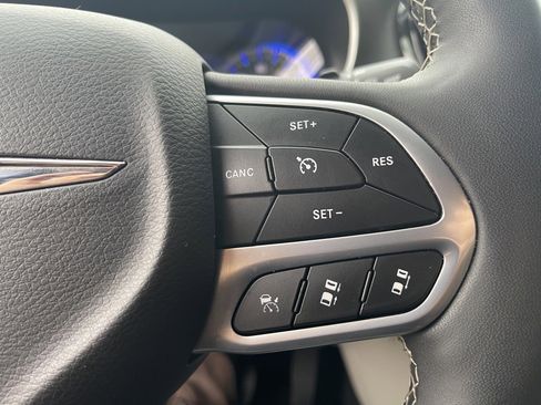 Used 2024 Chrysler Pacifica Touring-L image 61