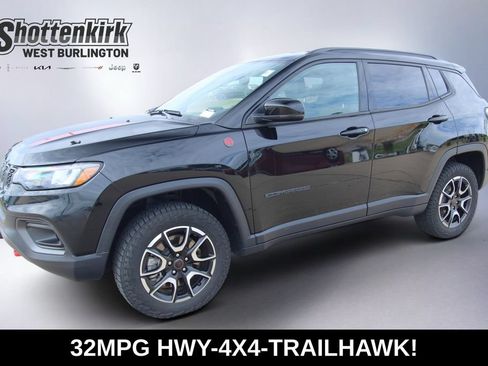 Used 2025 Jeep Compass Trailhawk w/ Trailer Tow Group AWD/4WD image 1