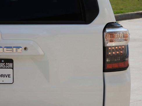 Used 2021 Toyota 4Runner SR5 AWD/4WD image 33