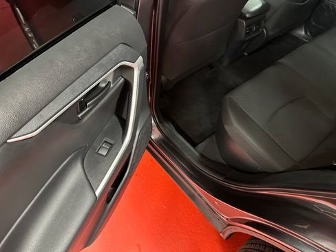 Used 2021 Toyota RAV4 LE AWD/4WD image 12