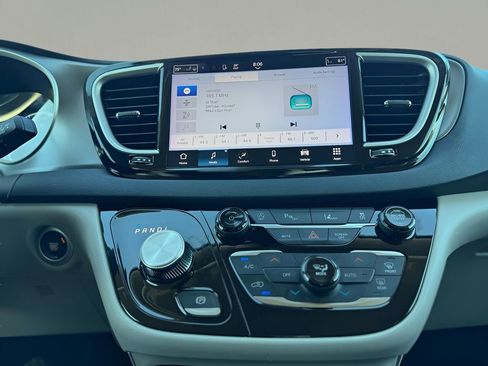 Used 2023 Chrysler Pacifica Touring-L image 22