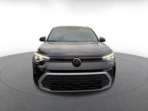 Used 2025 Volkswagen Taos SE image 4