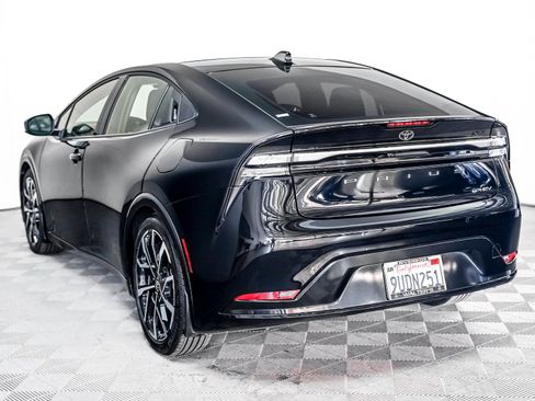 Used 2025 Toyota Prius Plug-In Hybrid image 2