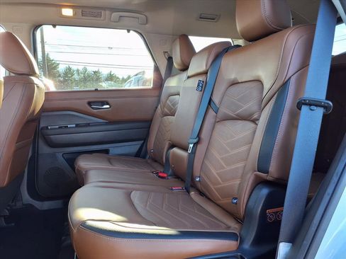 Used 2023 Nissan Pathfinder Platinum w/ Cargo Package image 8