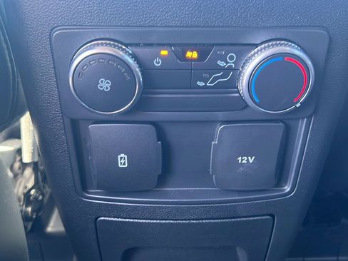 Used 2022 Ford Explorer XLT AWD/4WD image 19