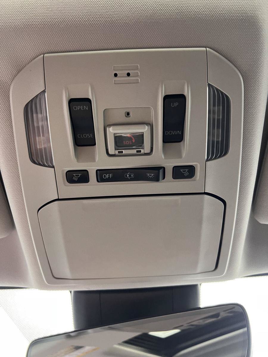 Used 2020 Toyota Highlander XLE FWD image 15