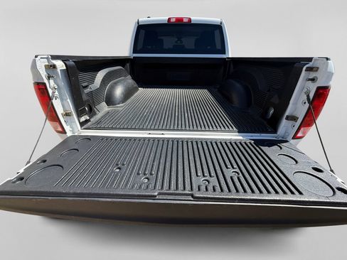 Used 2022 RAM 1500 Classic SLT AWD/4WD image 40