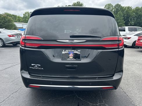 Used 2024 Chrysler Pacifica Touring-L FWD image 7