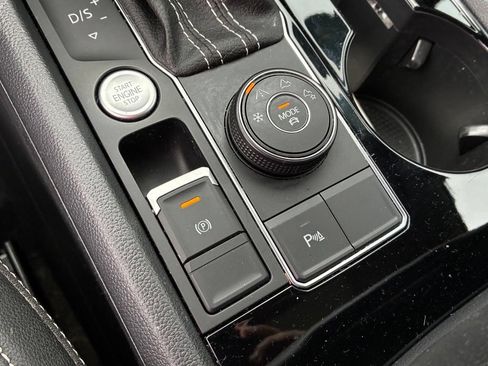 Used 2023 Volkswagen Atlas SEL R-Line AWD/4WD image 31