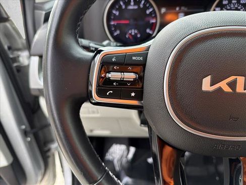 Used 2022 Kia Carnival LX image 15