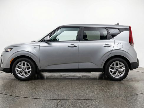 Used 2025 Kia Soul LX w/ LX Technology Package FWD image 5
