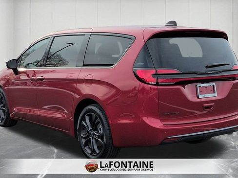 New 2026 Chrysler Pacifica Select image 3