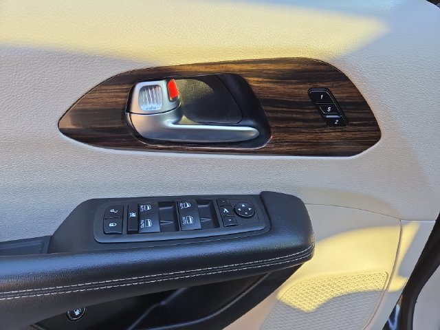 Used 2023 Chrysler Pacifica Limited FWD image 19