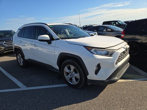 Used 2019 Toyota RAV4 XLE w/ Convenience Package FWD image 3