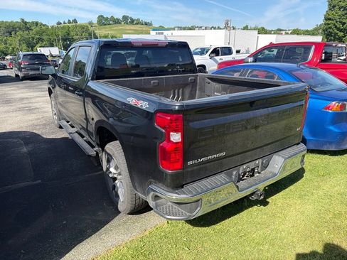 Used 2022 Chevrolet Silverado 1500 LT AWD/4WD image 7