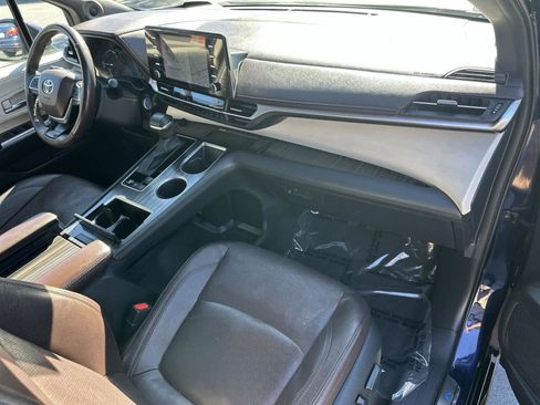 Used 2023 Toyota Sienna Platinum image 11