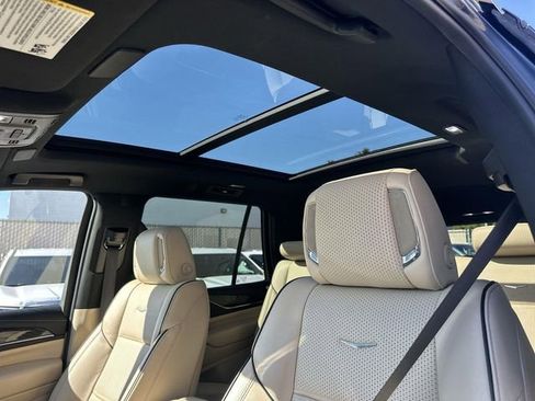 Used 2024 Cadillac Escalade Premium Luxury image 18