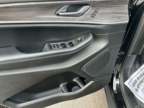 Used 2023 Jeep Grand Cherokee L Limited w/ Black Appearance Package image 11