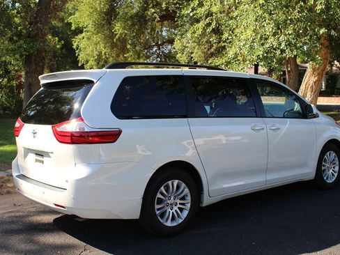 Used 2017 Toyota Sienna XLE Premium image 6