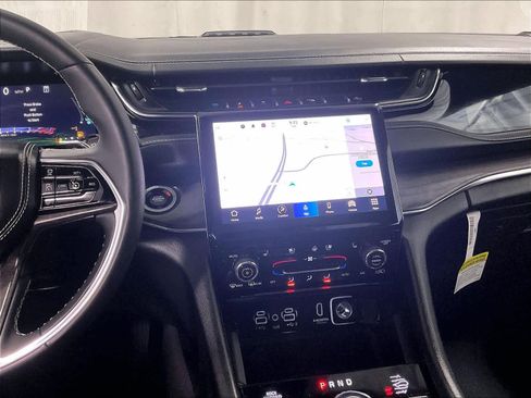 Used 2023 Jeep Grand Cherokee Overland w/ Luxury Tech Group IV AWD/4WD image 18