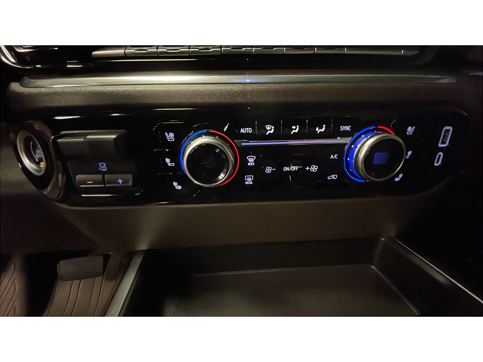 Used 2024 GMC Sierra 1500 SLT w/ SLT Premium Plus Package AWD/4WD image 13