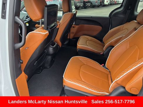 Used 2025 Chrysler Pacifica Pinnacle FWD image 15