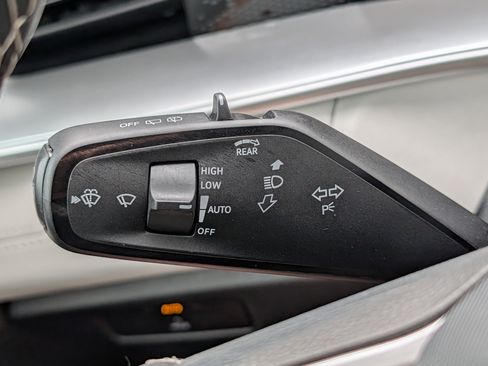 Used 2025 Volkswagen Tiguan SE AWD/4WD image 29