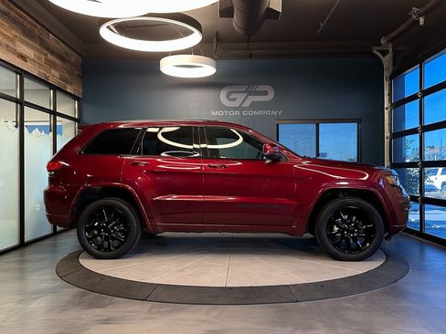 Used 2018 Jeep Grand Cherokee Altitude image 2