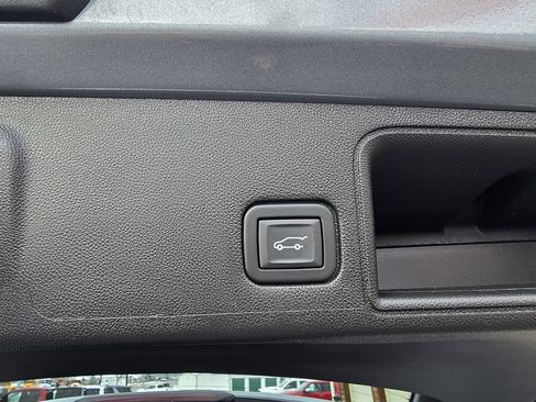 Used 2023 GMC Terrain SLT image 36