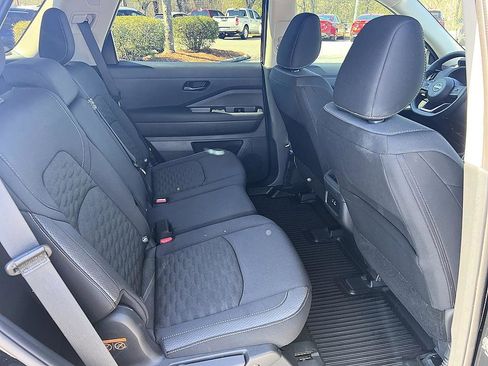 Certified 2025 Nissan Pathfinder S image 16