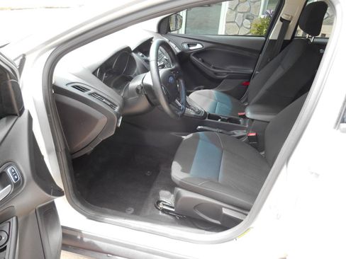 Used 2018 Ford Focus SE w/ Cold Weather Package FWD image 2