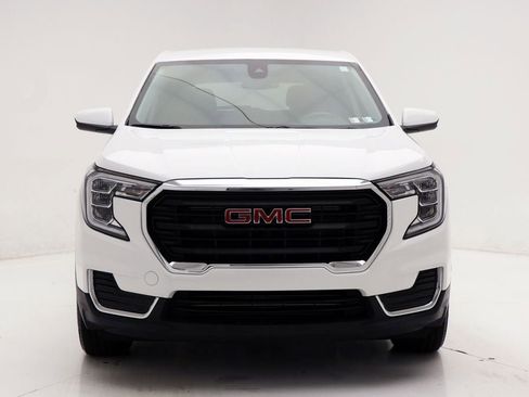Used 2024 GMC Terrain SLE image 3