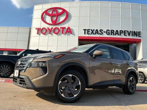 Used 2025 Nissan Rogue SV FWD image 2