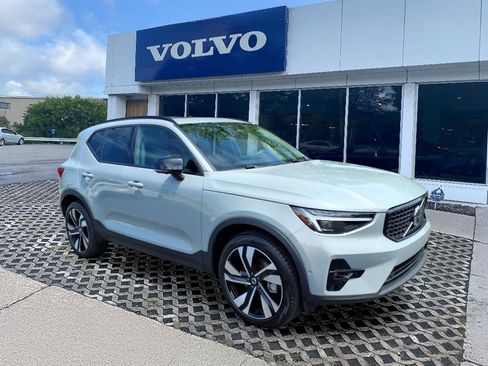 Certified 2025 Volvo XC40 B5 Ultra AWD/4WD image 1