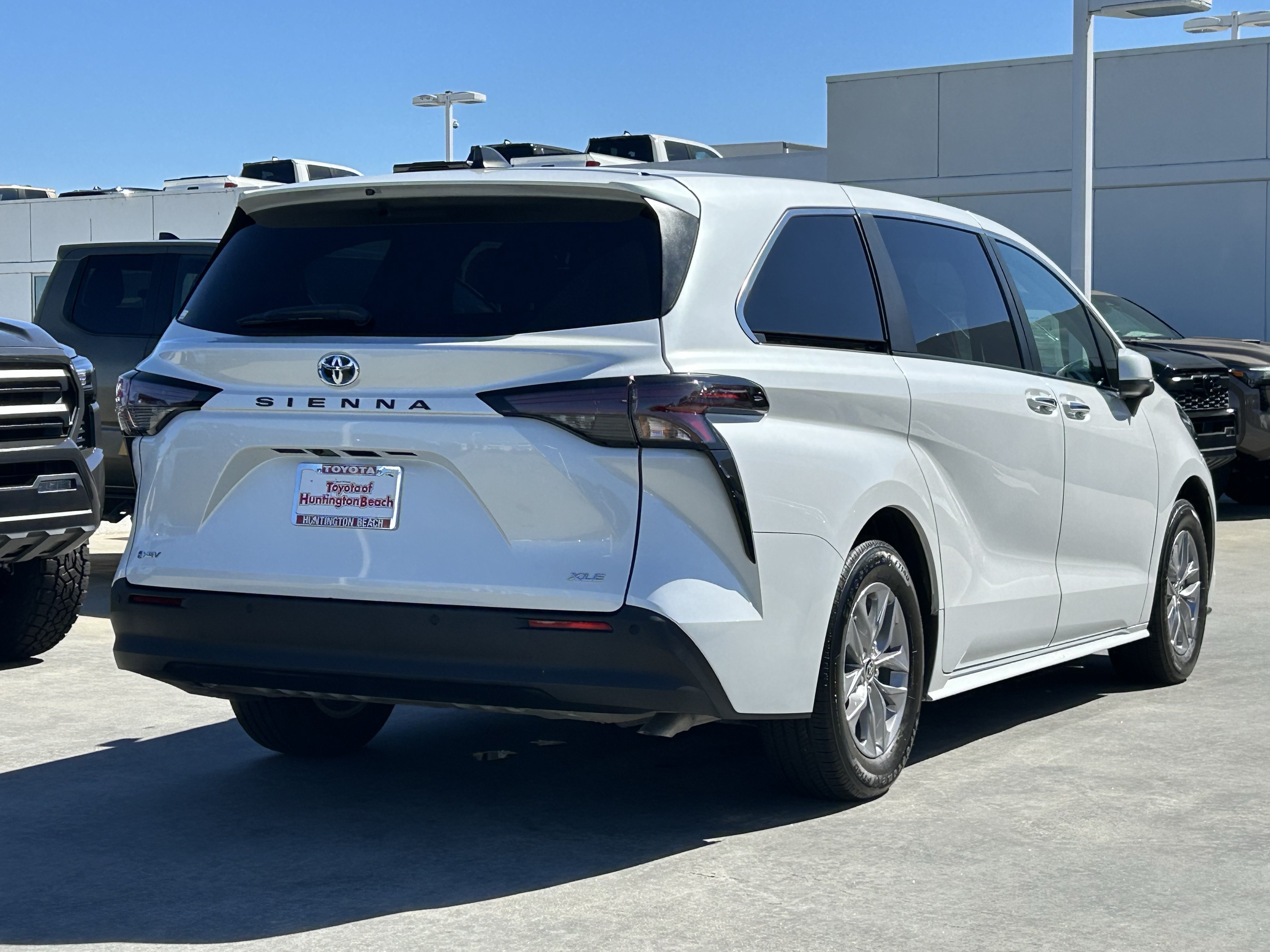 Used 2025 Toyota Sienna XLE FWD image 3