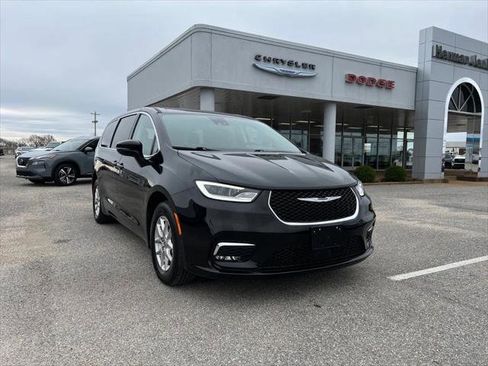 Certified 2024 Chrysler Pacifica Touring-L image 1