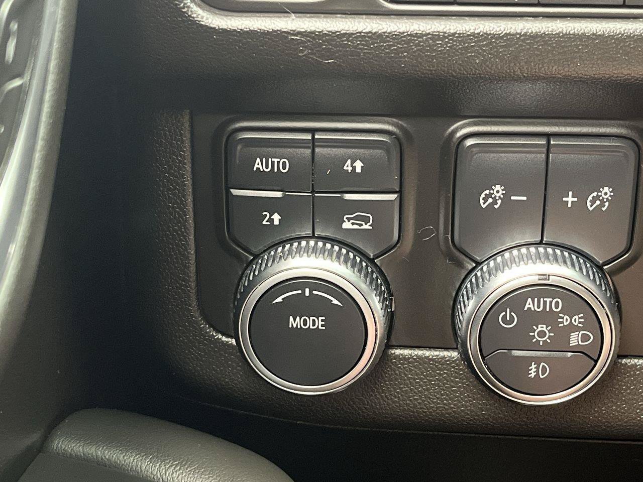Certified 2022 GMC Yukon SLT w/ SLT Premium Package AWD/4WD image 18