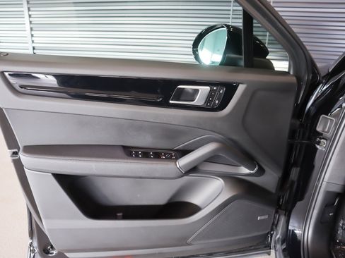 Used 2022 Porsche Cayenne Coupe image 22