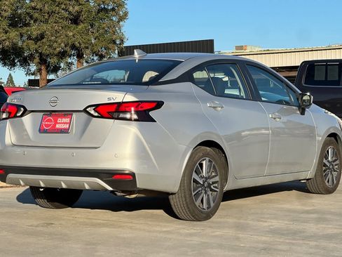 Used 2023 Nissan Versa SV image 3