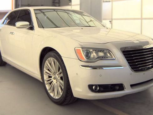 Used 2011 Chrysler 300 C RWD image 1