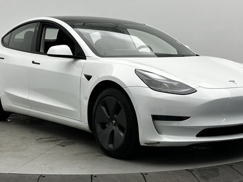 Used 2021 Tesla Model 3 Standard Range Plus image 3