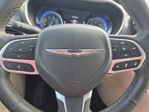 Used 2023 Chrysler Pacifica Touring-L FWD image 21