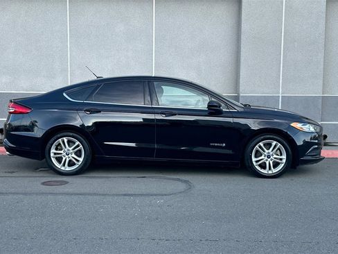 Used 2018 Ford Fusion SE image 3