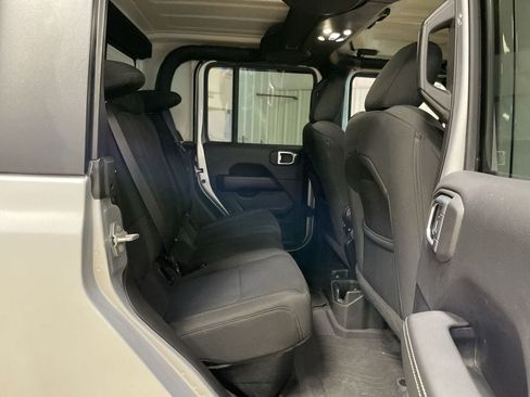 Used 2022 Jeep Gladiator Overland w/ Cold Weather Group AWD/4WD image 29