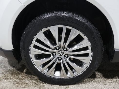 Used 2022 Toyota Venza XLE image 8