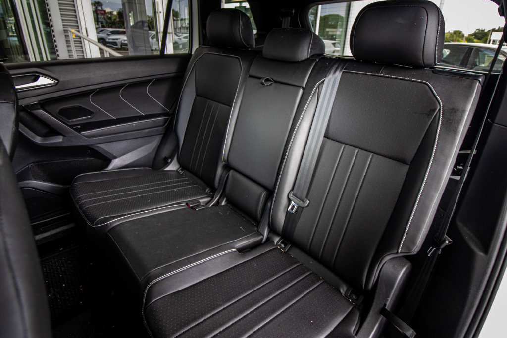 Certified 2023 Volkswagen Tiguan SE R-Line FWD image 27