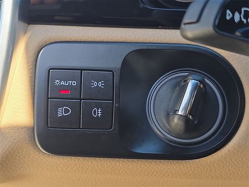 Used 2023 Porsche Cayenne image 30