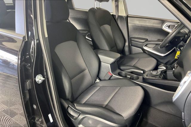 Used 2025 Kia Soul LX w/ LX Technology Package FWD image 22