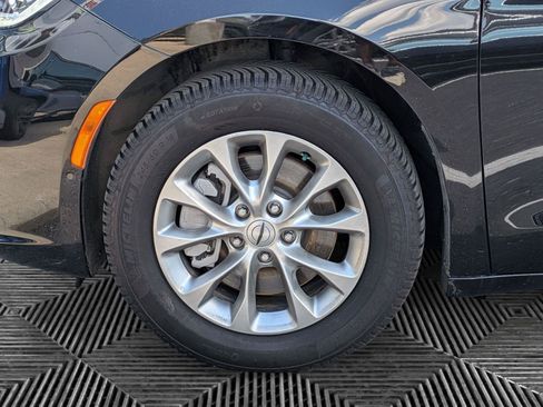 Used 2024 Chrysler Pacifica Touring-L AWD/4WD image 9
